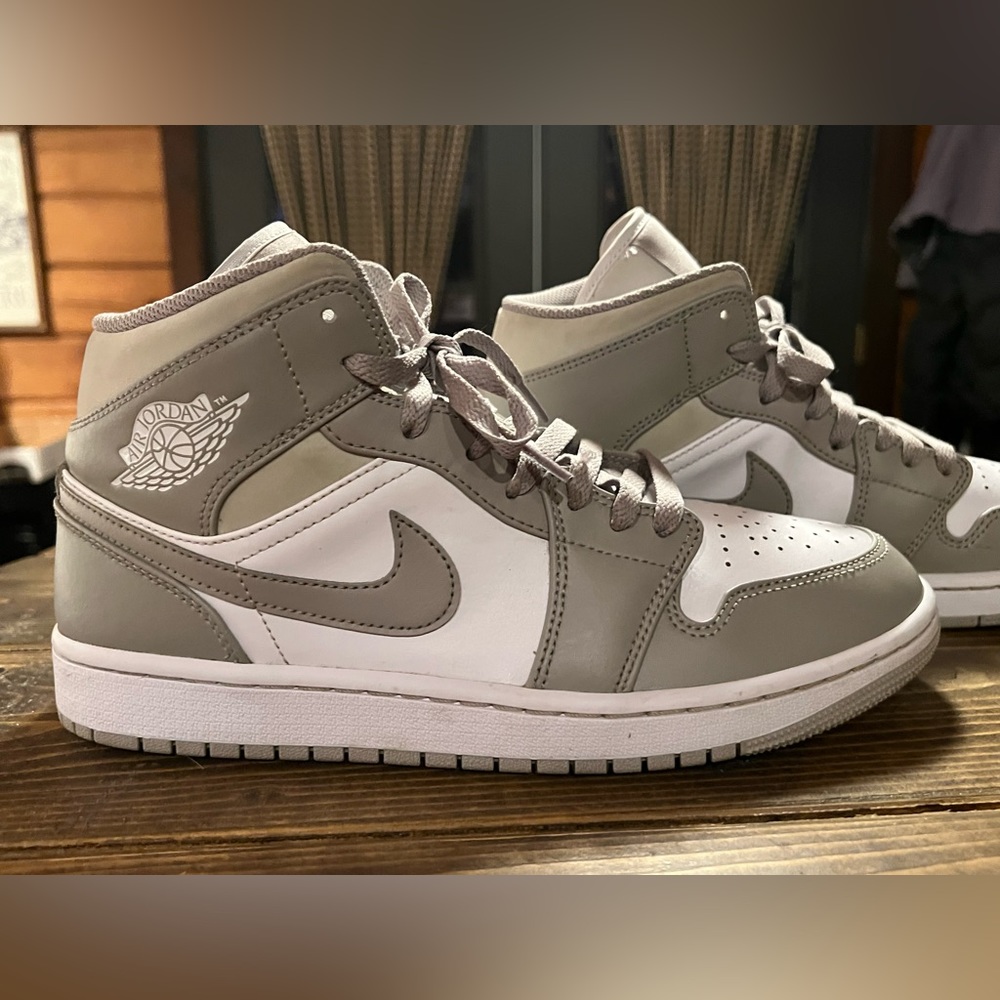 Air Jordan 1 mid college grey